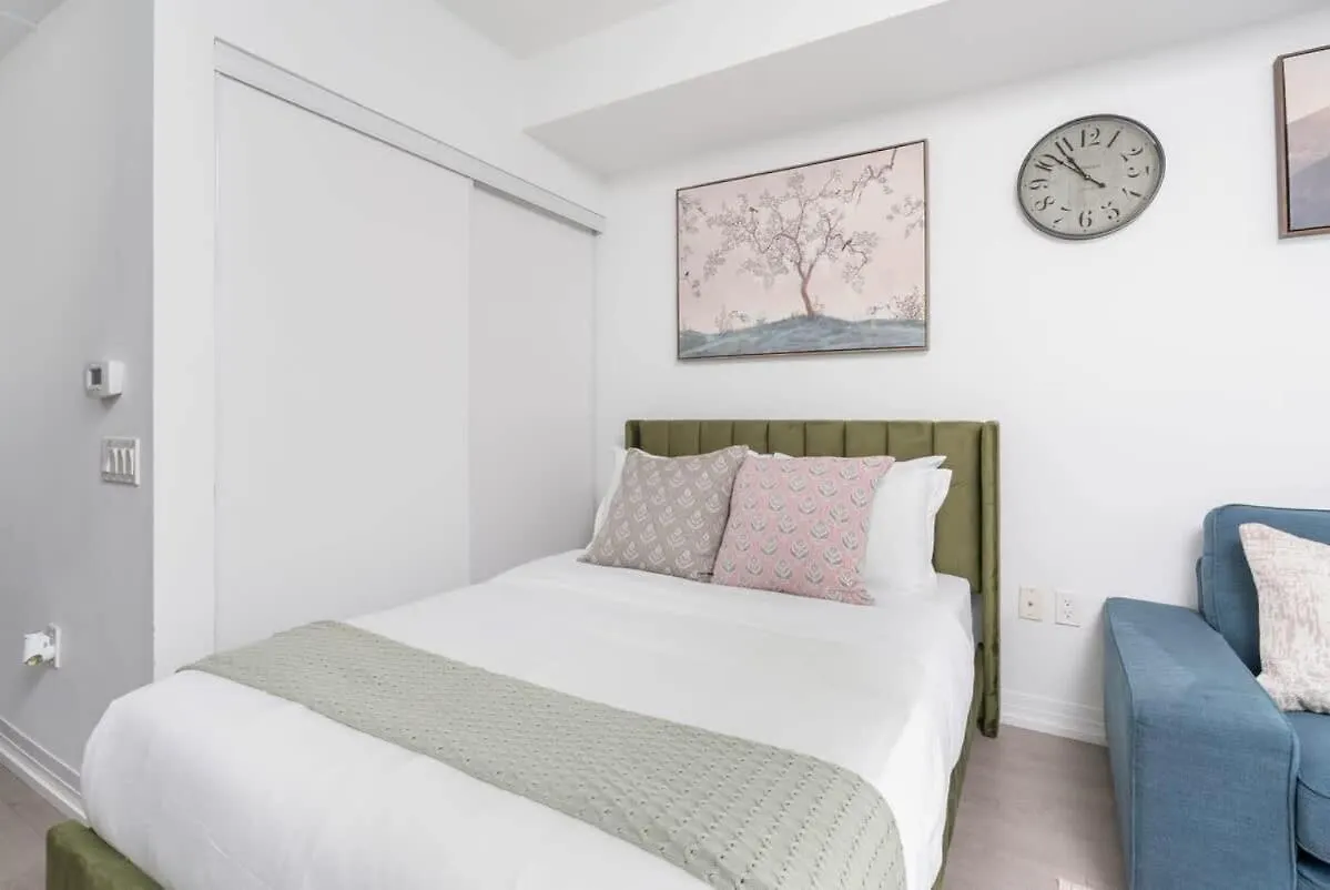 Apartment Studio Condo Near City Centre Toronto