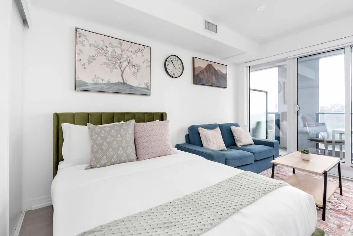 Studio Condo Near City Centre Toronto 0*,
